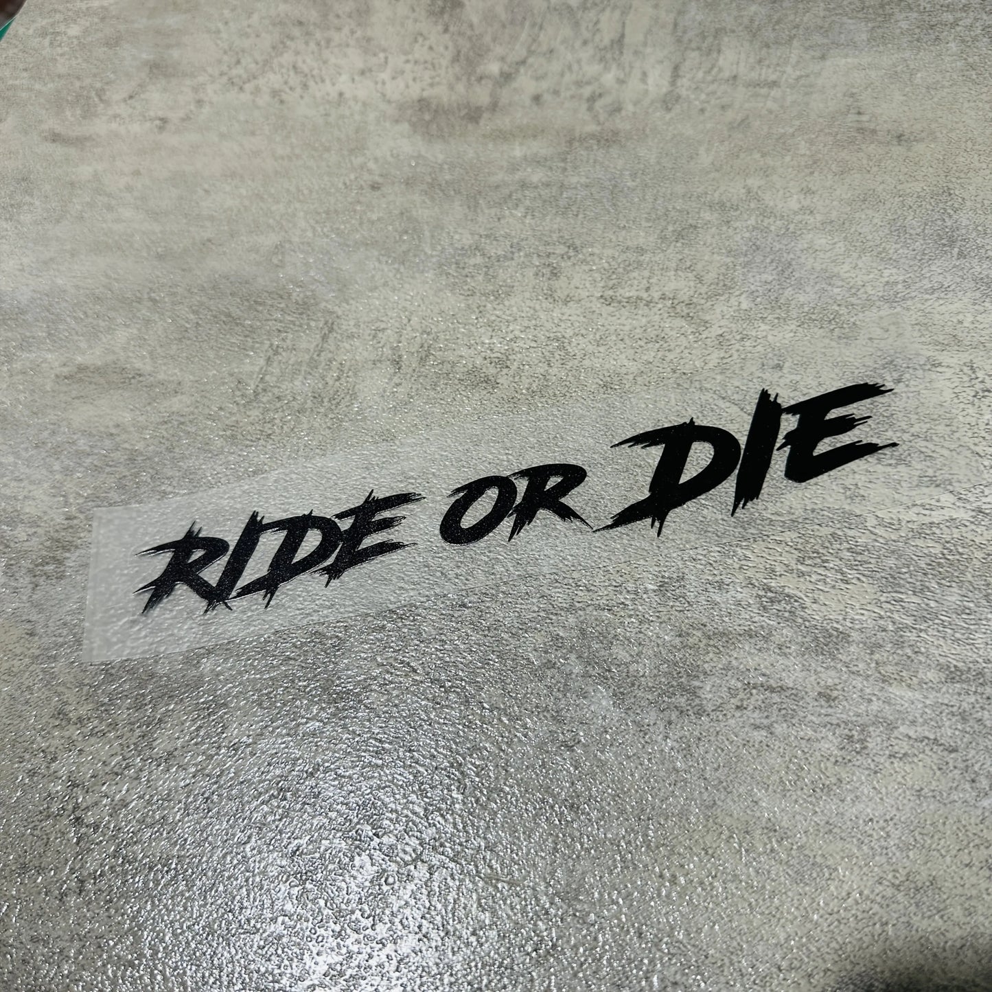 Adesivo Vinile Impermeabile Casco Moto – Scritta Ride or Die Rosso e Bianco
