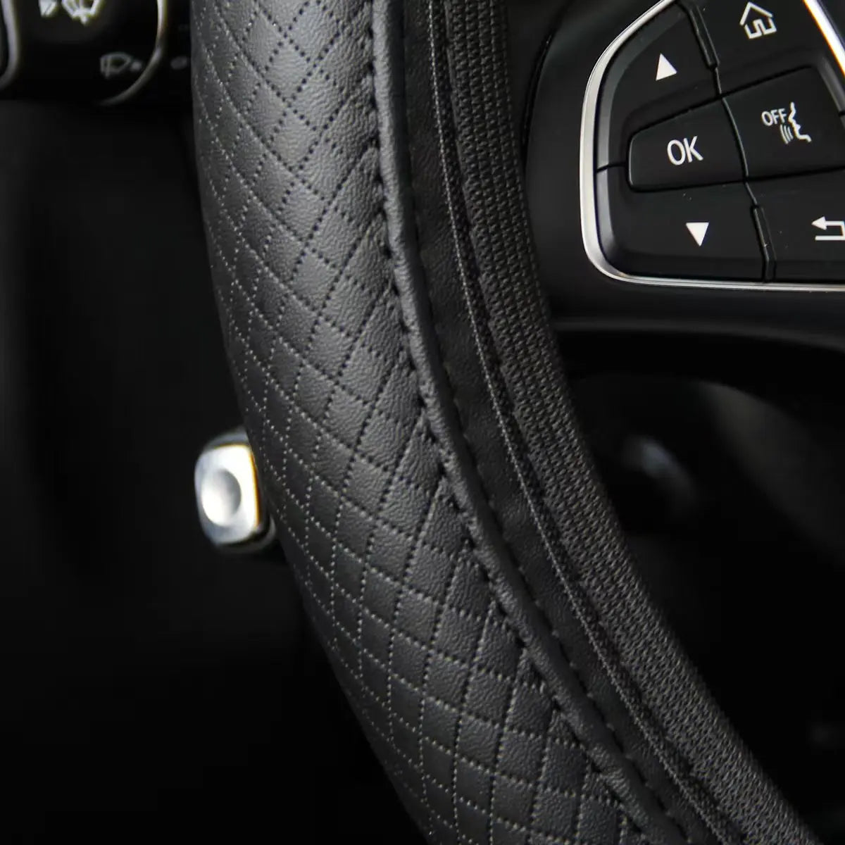 Coprivolante in Pelle Artificiale con Rilievo 3D – Senza Anello Interno per Auto 14,5-15"